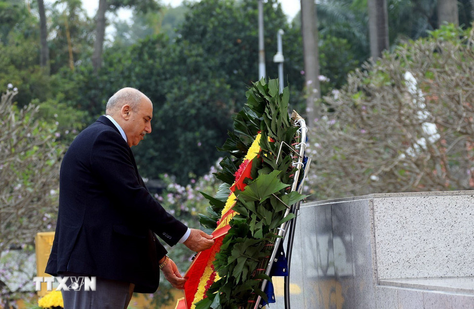 Chủ tịch Hạ viện Jordan Mazen Turki El Qadi đến đặt vòng hoa tại Ðài tưởng niệm các Anh hùng liệt sỹ trên đường Bắc Sơn. (Ảnh: Tuấn Anh/TTXVN)