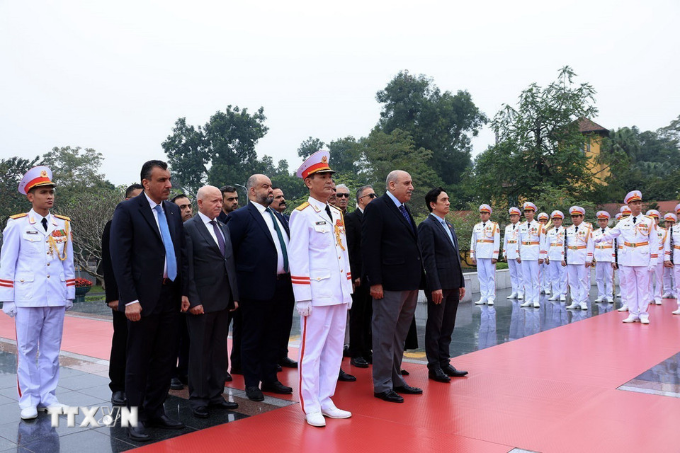 Chủ tịch Hạ viện Jordan Mazen Turki El Qadi đến đặt vòng hoa tại Ðài tưởng niệm các Anh hùng liệt sỹ trên đường Bắc Sơn. (Ảnh: Tuấn Anh/TTXVN)