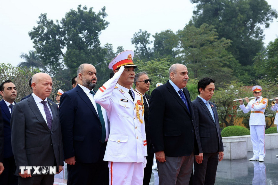 Chủ tịch Hạ viện Jordan Mazen Turki El Qadi đến đặt vòng hoa tại Ðài tưởng niệm các Anh hùng liệt sỹ trên đường Bắc Sơn. (Ảnh: Tuấn Anh/TTXVN)
