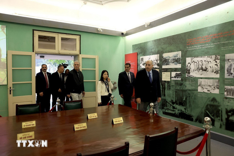 Chủ tịch Hạ viện Jordan Mazen Turki El Qadi cùng đoàn đại biểu đi thăm các di tích trong Hoàng thành Thăng Long. (Ảnh: Tuấn Anh/TTXVN)