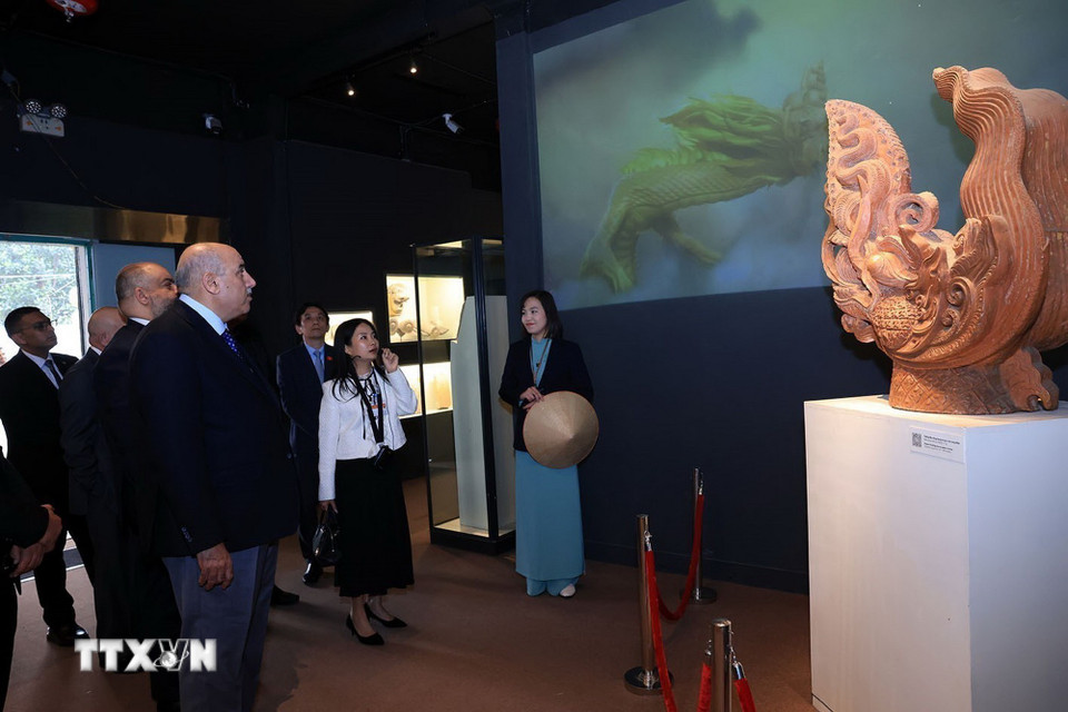 Chủ tịch Hạ viện Jordan Mazen Turki El Qadi cùng đoàn đại biểu đi thăm các di tích trong Hoàng thành Thăng Long. (Ảnh: Tuấn Anh/TTXVN)