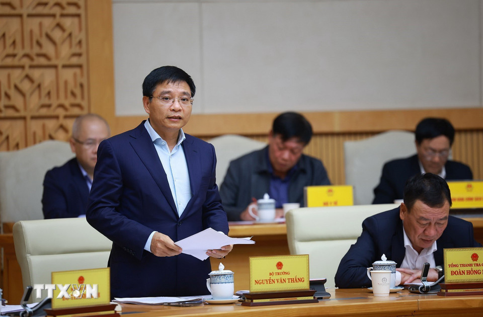 Bộ trưởng Bộ Tài chính Nguyễn Văn Thắng báo cáo tình hình kinh tế-xã hội và tình hình giải ngân vốn đầu tư công. (Ảnh: Dương Giang/TTXVN)