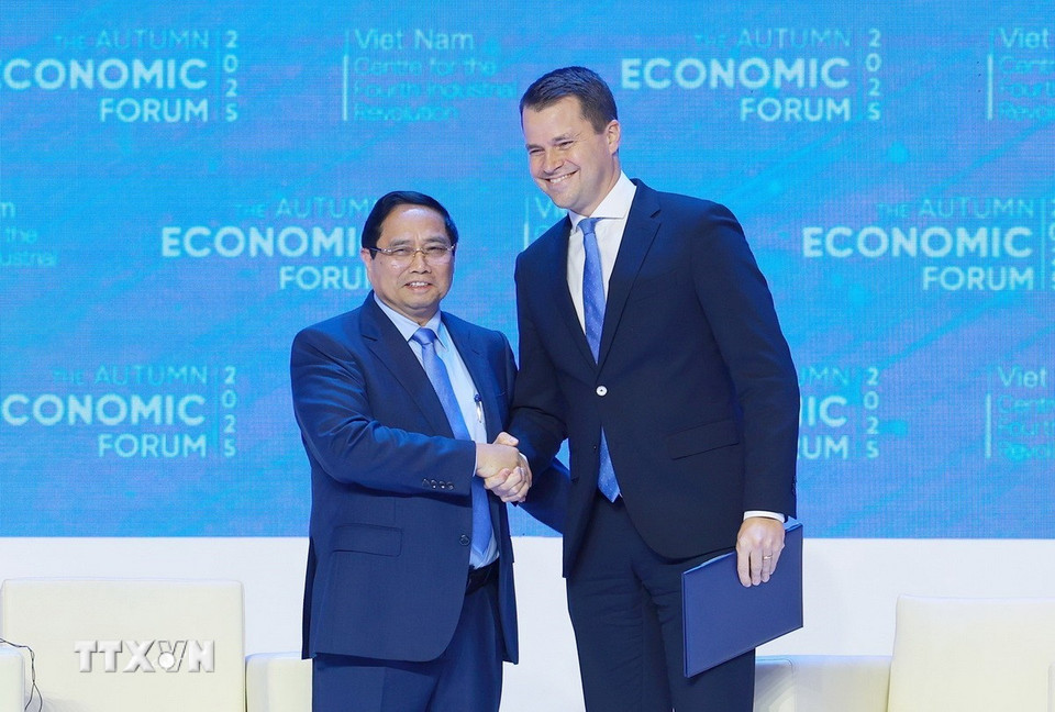 Thủ tướng Phạm Minh Chính với ông Stephan Mergenthaler, Giám đốc điều hành Diễn đàn Kinh tế thế giới (WEF). (Ảnh: Dương Giang/TTXVN)