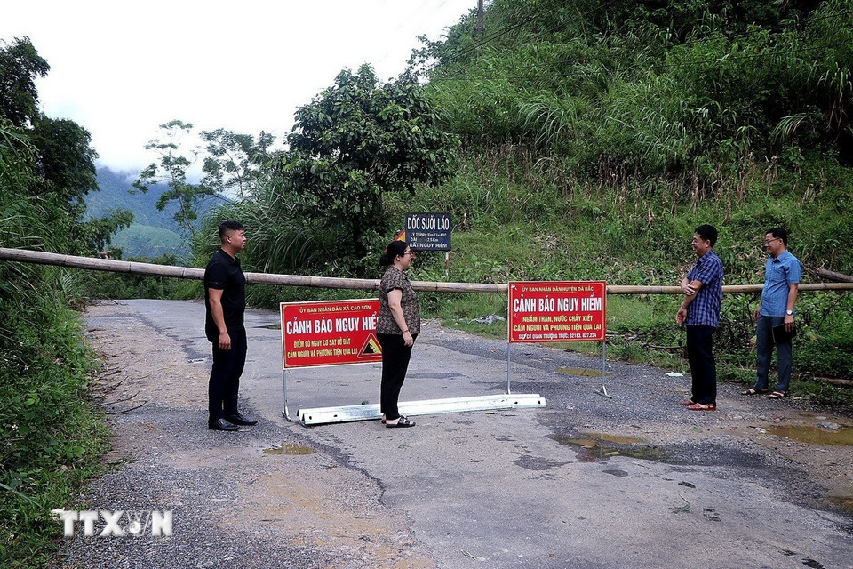 Chính quyền xã Cao Sơn lập chốt cấm đường Tỉnh lộ 433, nhằm ngăn người và các phương tiện di chuyển qua khu vực sạt lở. (Ảnh: Thanh Hải/TTXVN)