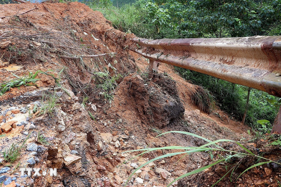 Đất đá sạt lở vùi lấp tuyến đường Tỉnh lộ 433, sạt trượt xuống taluy âm. (Ảnh: Thanh Hải/TTXVN)