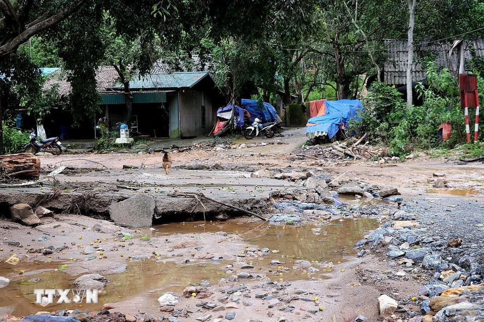 Nước lũ phá nát con đường liên thôn, xóm xã Cao Sơn, gây ách tắc giao thông nghiêm trọng. (Ảnh: Thanh Hải/TTXVN)