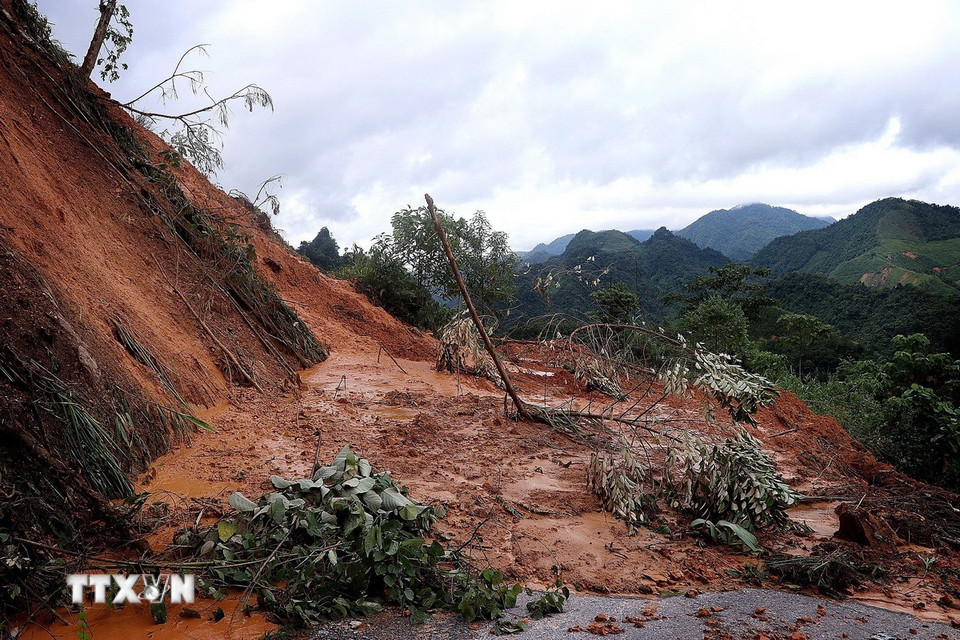 Khối lượng đất đá tại điểm sạt lở hàng nghìn m3, trên tuyến đường Tỉnh lộ 433. (Ảnh: Thanh Hải/TTXVN)