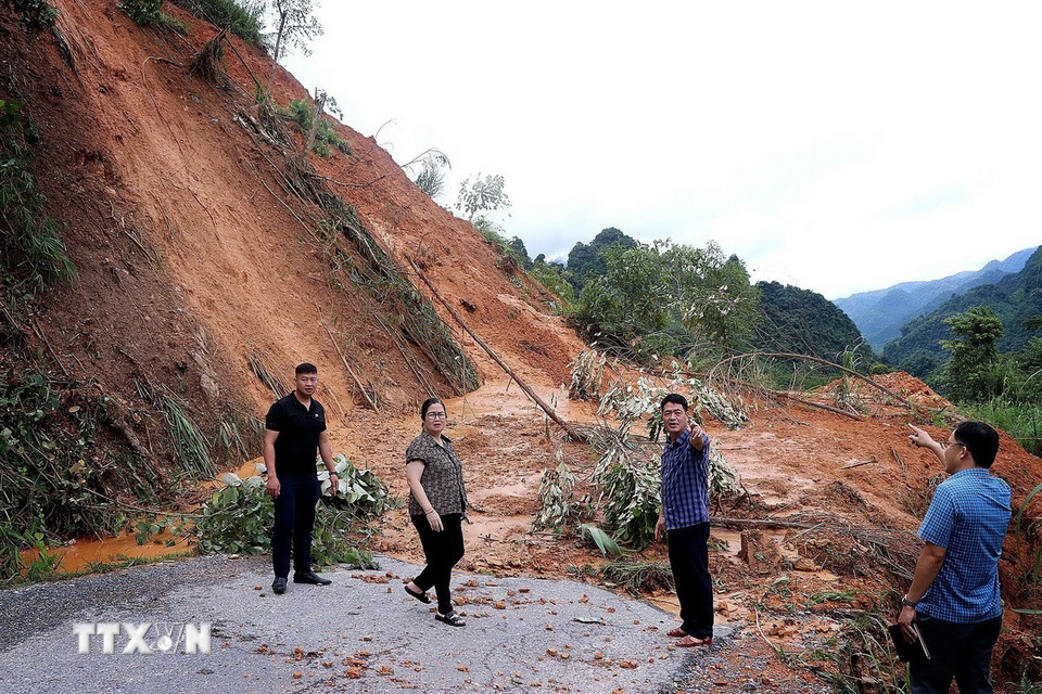 Chính quyền xã Cao Sơn kiểm tra, đánh giá khối lượng sạt lở trên đường Tỉnh lộ 433. (Ảnh: Thanh Hải/TTXVN)