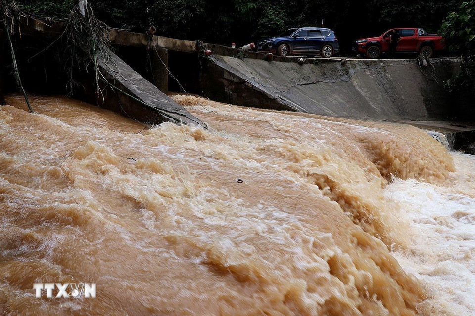 Nước lũ tại ngầm suối Láo đổ về ngày càng lớn. (Ảnh: Thanh Hải/TTXVN)
