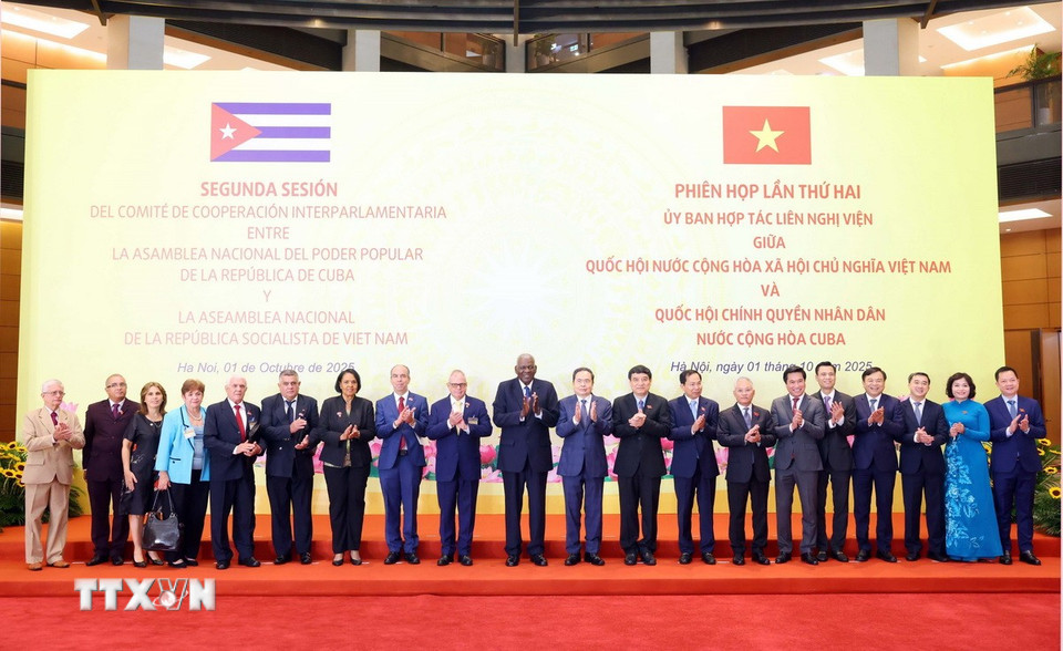Chủ tịch Quốc hội Trần Thanh Mẫn và Chủ tịch Quốc hội Cuba Esteban Lazo Hernández cùng các đại biểu chụp ảnh chung. (Ảnh: Phạm Kiên/TTXVN)