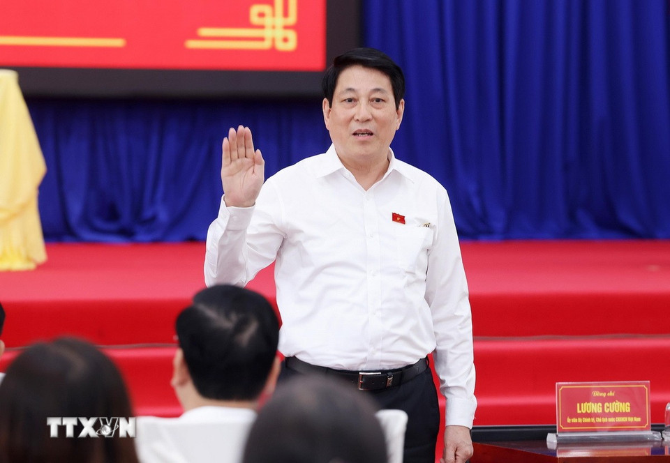 Chủ tịch nước Lương Cường dự Hội nghị tiếp xúc cử tri trước Kỳ họp thứ 10, Quốc hội khóa XV tại xã Tân An Hội, thành phố Hồ Chí Minh. (Ảnh: Lâm Khánh/TTXVN)