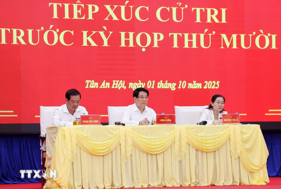 Chủ tịch nước Lương Cường và các Đại biểu Quốc hội Thành phố Hồ Chí Minh tiếp thu ý kiến cử tri trước Kỳ họp thứ 10, Quốc hội khóa XV. (Ảnh: Lâm Khánh/TTXVN)