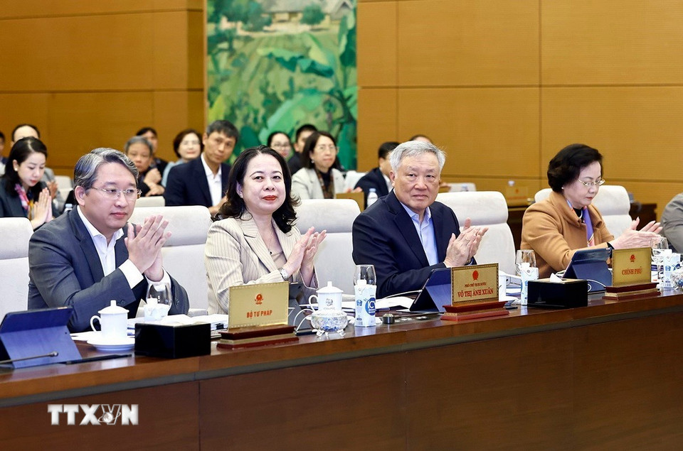 Phó Thủ tướng Thường trực Chính phủ Nguyễn Hòa Bình, Phó Chủ tịch nước Võ Thị Ánh Xuân dự khai mạc phiên họp. (Ảnh: Doãn Tấn/TTXVN)