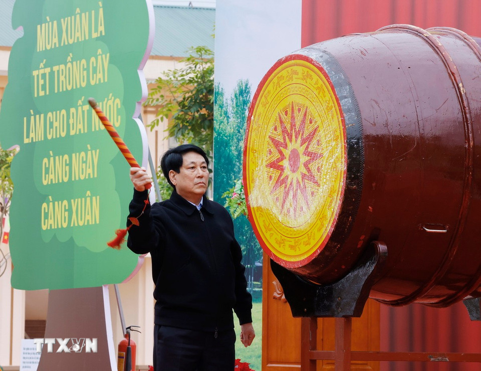 Chủ tịch nước Lương Cường đánh trống phát động “Tết trồng cây Đời đời nhớ ơn Bác Hồ” Xuân Ất Tỵ. (Ảnh: Lâm Khánh/TTXVN)