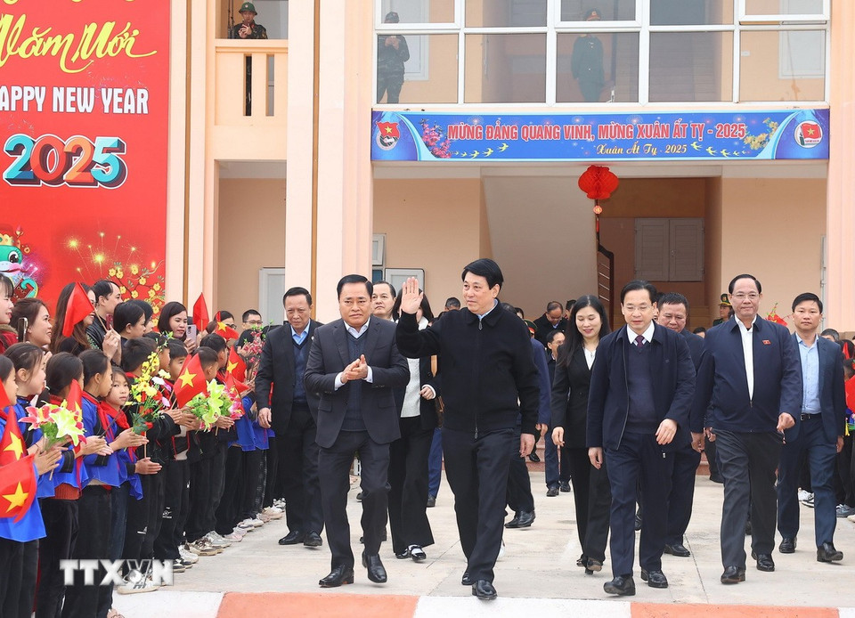 Chủ tịch nước Lương Cường dự Lễ phát động “Tết trồng cây Đời đời nhớ ơn Bác Hồ” Xuân Ất Tỵ tại xã Chiến Thắng, huyện Chi Lăng, tỉnh Lạng Sơn. (Ảnh: Lâm Khánh/TTXVN)