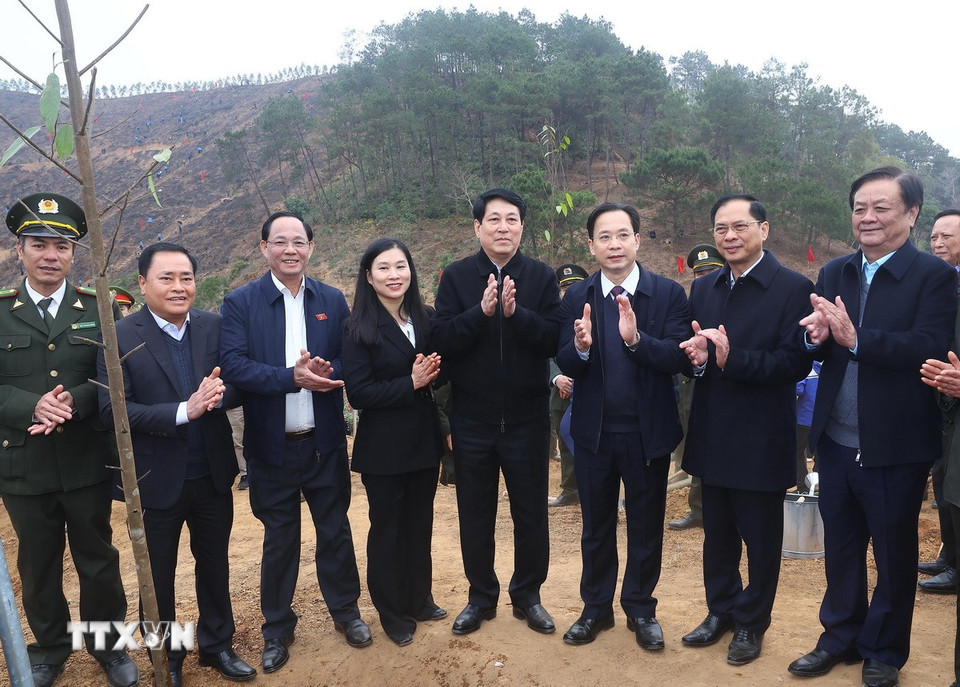 Chủ tịch nước Lương Cường và các đại biểu tham gia trồng cây tại xã Chiến Thắng, huyện Chi Lăng, tỉnh Lạng Sơn. (Ảnh: Lâm Khánh/TTXVN)