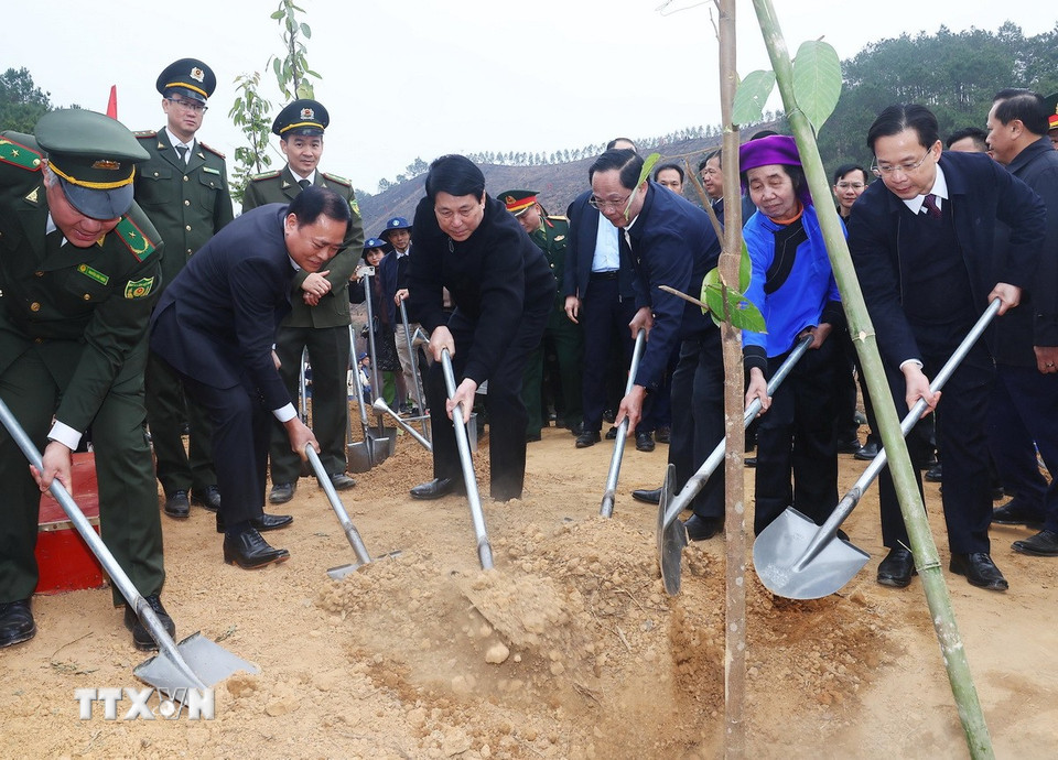 Chủ tịch nước Lương Cường và các đại biểu trồng cây tại huyện Chi Lăng, tỉnh Lạng Sơn. (Ảnh: Lâm Khánh/TTXVN)