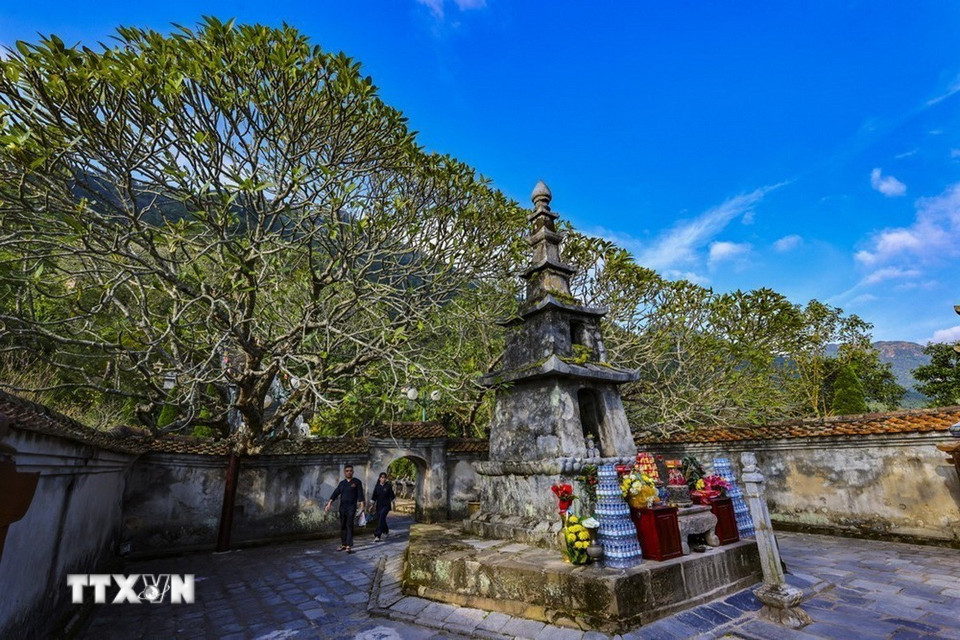 Tháp Tổ Trần Nhân Tông hay còn gọi là Tháp Huệ Quang mặt bằng rộng khoảng 180m2, cao 10m, với 6 tầng, được ghép từ các phiến đá xanh, đặt ở vị trí trung tâm của vườn tháp. (Ảnh: Minh Đức/TTXVN)