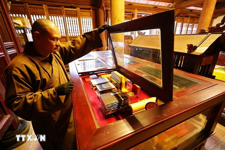 Nhà chùa thường xuyên kiểm tra, vệ sinh mộc bản và có các biện pháp xử lý để phòng, chống côn trùng, nấm mốc gây hại và đặt mộc bản trong các kệ gỗ, cửa tủ kệ luôn được khóa cẩn thận. (Ảnh: Minh Đức/TTXVN)
