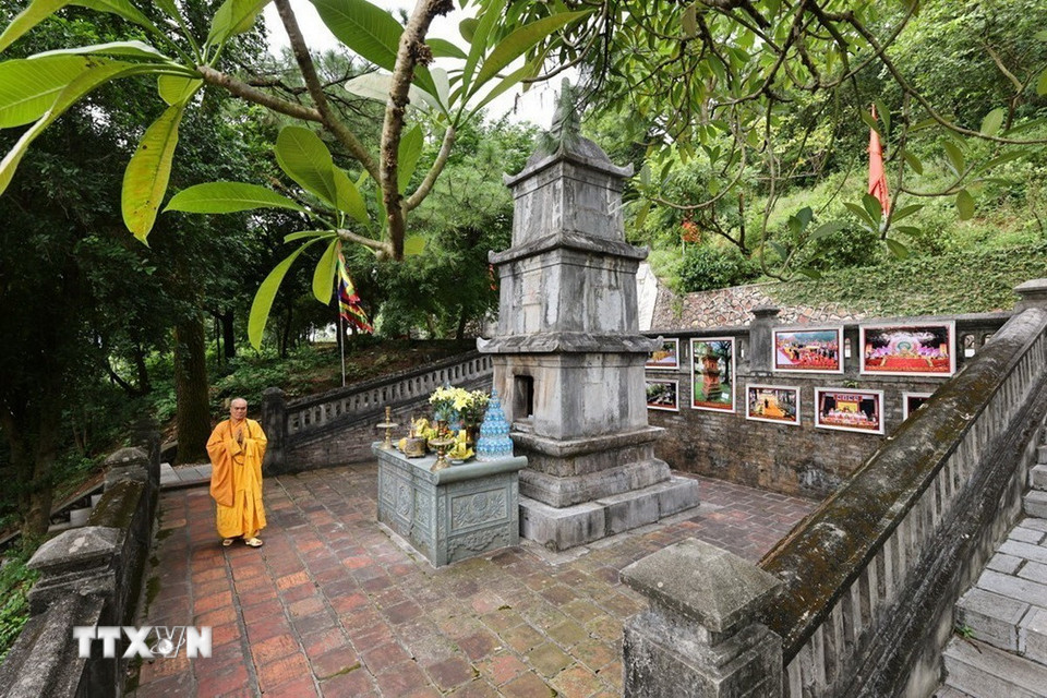Tháp được ghép từ các phiến đá hình hộp chữ nhật, mang đậm dấu ấn Phật giáo Trúc Lâm và là nơi an nghỉ của Tổ Huyền Quang - vị Tổ thứ ba của Thiền phái Trúc Lâm. Sau khi Tổ viên tịch tại chùa Côn Sơn năm 1334, tháp mộ của ông được dựng tại vị trí này để tưởng niệm công lao tu hành và truyền đạo. (Ảnh: Minh Đức/TTXVN)