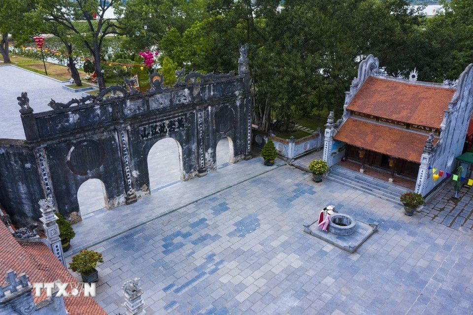 Bên trong đền Kiếp Bạc có giếng Ngọc cổ không bao giờ cạn nước. (Ảnh: Minh Đức/TTXVN)