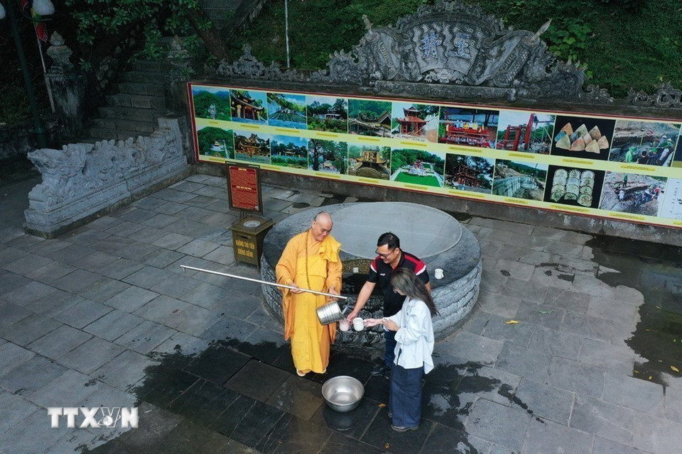 Giếng Ngọc trong chùa Côn Sơn là tụ mạch của nước nguồn từ núi Kỳ Lân, có ý nghĩa quan trọng về tâm linh của di tích Côn Sơn qua bảy trăm năm qua. (Ảnh: Minh Đức/TTXVN)
