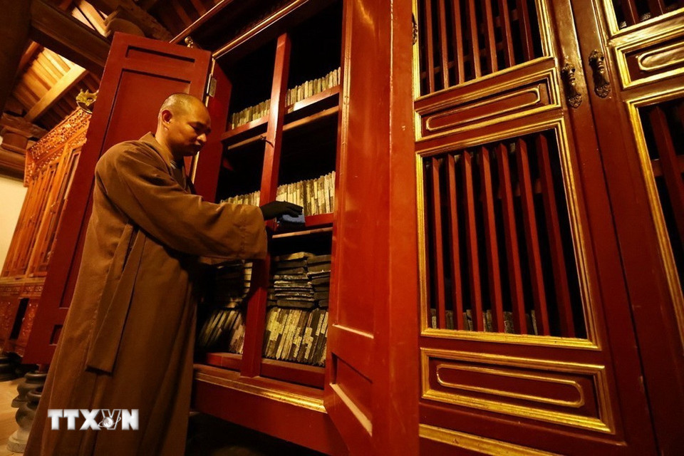 Nhà chùa thường xuyên kiểm tra, vệ sinh mộc bản và có các biện pháp xử lý để phòng, chống côn trùng, nấm mốc gây hại và đặt mộc bản trong các kệ gỗ, cửa tủ kệ luôn được khóa cẩn thận. (Ảnh: Minh Đức/TTXVN)