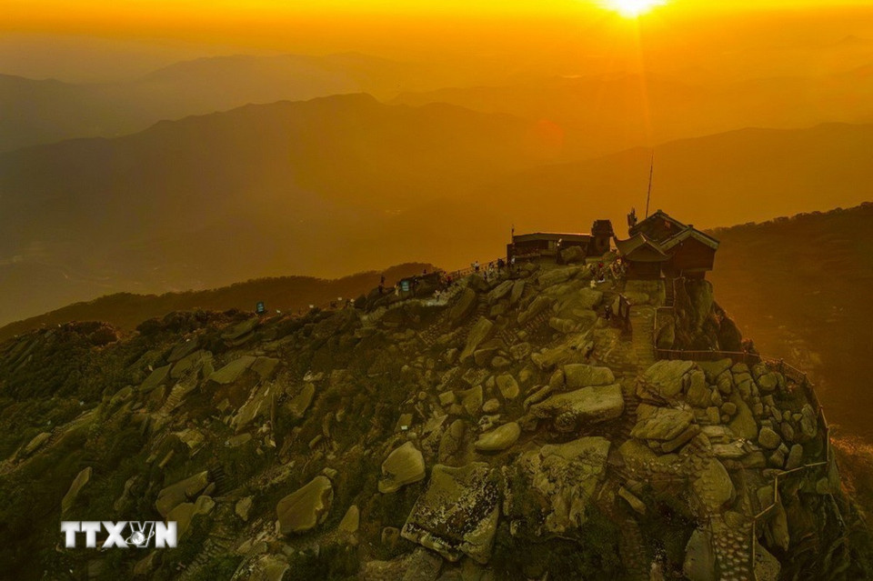 Vẻ đẹp hoàng hôn chùa Đồng mà không nơi nào có được. (Ảnh: Minh Đức/TTXVN)