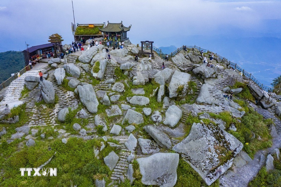 Những giá trị lịch sử-văn hóa đặc biệt của khu di tích đã đưa Yên Tử trở thành một chốn thiêng trong đời sống tinh thần của người Việt. (Ảnh: Minh Đức/TTXVN)