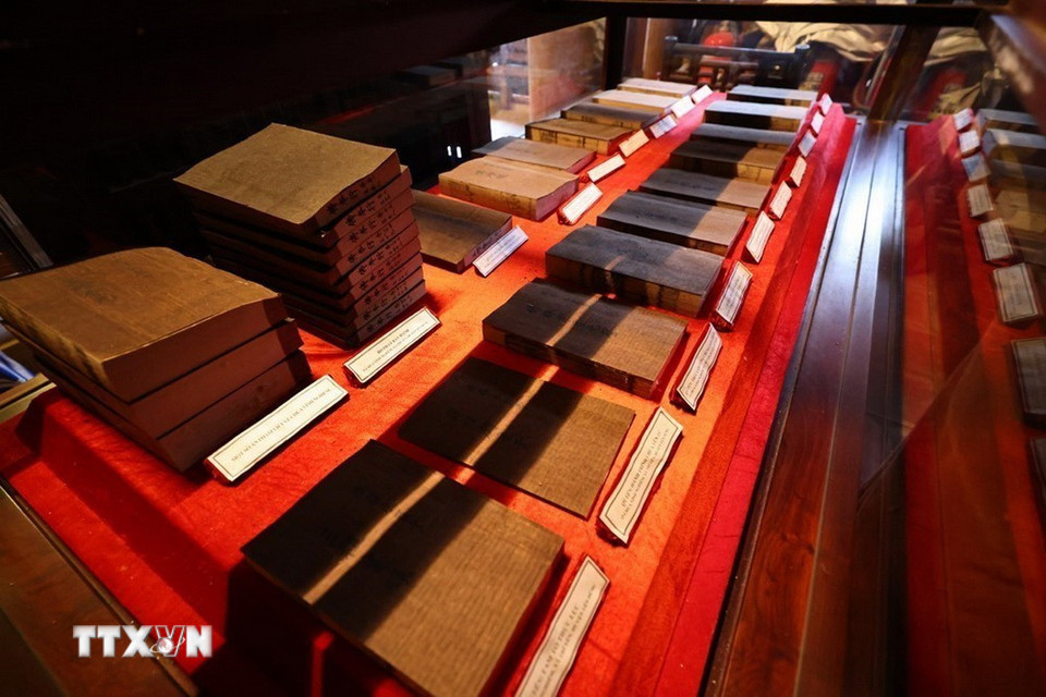 Kích thước của các mộc bản không giống nhau và tùy theo từng loại kinh sách. Bản khắc lớn nhất có chiều dài hơn 1m, rộng 40-50cm, trong khi bản nhỏ nhất chỉ khoảng 15x20cm. Điều này cho thấy sự linh hoạt trong việc sản xuất và lưu trữ tài liệu tôn giáo. (Ảnh: Minh Đức/TTXVN)