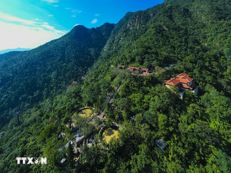 Chùa Hoa Yên được dựng từ thời Lý nằm giữa lưng chừng núi có tầm nhìn bao quát cả một vùng rộng lớn, quay hướng Tây Nam. Dưới là Vườn tháp Huệ Quang, mỗi tháp mộ đều có kích thước và độ cao khác nhau, điều đó thể hiện vị trí, chức sắc của các nhà sư tu hành tại nơi đây. (Ảnh: Minh Đức/TTXVN)