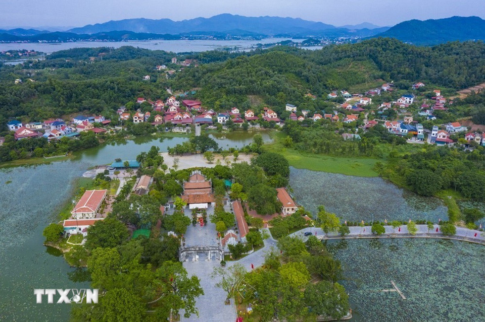 Đền Kiếp Bạc nằm giữa thung lũng ba mặt được bao bọc bởi dãy núi Rồng, mặt còn lại hướng ra sông Lục Đầu. Đền có tổng diện tích khoảng 13.500m², với kiến trúc cổ kính, nổi bật là nghi môn gồm ba cửa lớn, uy nghi. (Ảnh: Minh Đức/TTXVN)