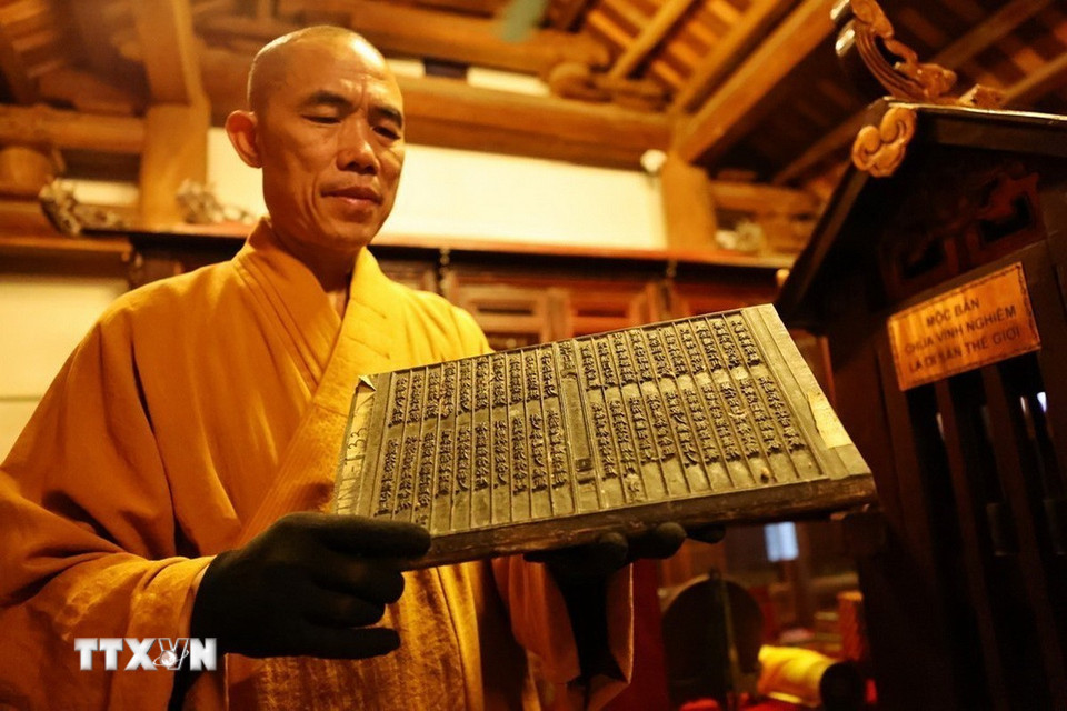 Mộc bản chùa Vĩnh Nghiêm được khắc bằng chữ Hán và chữ Nôm với nhiều kiểu chữ khác nhau như chân thư, thảo thư, lệ thư, hành thư,... Nhiều trang được các nghệ nhân xưa khắc đan xen thêm những bức minh họa đường nét tài hoa tinh tế, bố cục chặt chẽ, hài hòa, xứng đáng là tác phẩm đồ họa có giá trị thẩm mỹ cao. (Ảnh: Minh Đức/TTXVN)