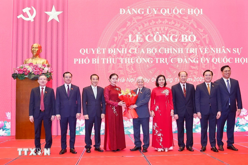 Phó Chủ tịch Ủy ban Trung ương Mặt trận Tổ quốc Việt Nam Hà Thị Nga tặng hoa chúc mừng đồng chí Đỗ Văn Chiến giữ chức Phó Bí thư Thường trực Đảng ủy Quốc hội. (Ảnh: Doãn Tấn/TTXVN)
