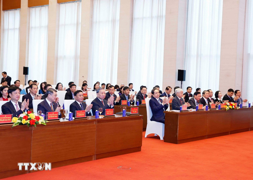 Tổng Bí thư Tô Lâm và các đại biểu tham dự Lễ công bố Quyết định của Bộ Chính trị về nhân sự Phó Bí thư Thường trực Đảng ủy Quốc hội. (Ảnh: Thống Nhất/TTXVN)