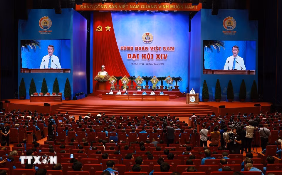 Thủ tướng Lê Minh Hưng phát biểu trao đổi, thảo luận với đại biểu dự Đại hội XIV Công đoàn Việt Nam. (Ảnh: Dương Giang/TTXVN)