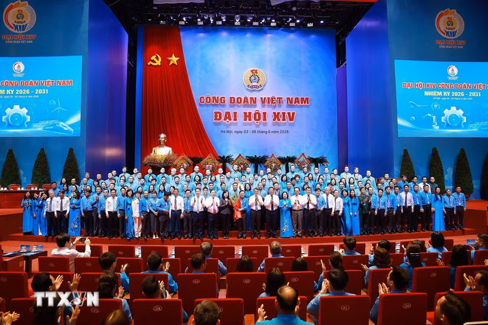 Thủ tướng Chính phủ Lê Minh Hưng tặng hoa chúc mừng Ban Chấp hành Tổng Liên đoàn Lao động Việt Nam khóa XIV. (Ảnh: Dương Giang/TTXVN) ​
