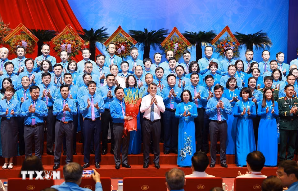 Thủ tướng Chính phủ Lê Minh Hưng tặng hoa chúc mừng Ban Chấp hành Tổng Liên đoàn Lao động Việt Nam khóa XIV. (Ảnh: Dương Giang/TTXVN)