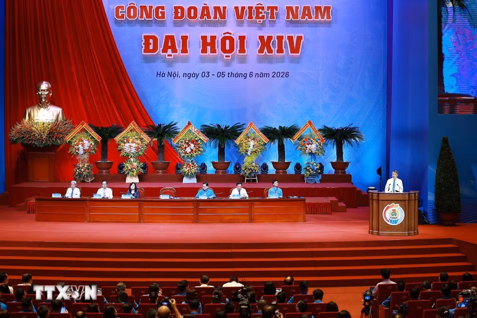 Thủ tướng Lê Minh Hưng phát biểu trao đổi, thảo luận với đại biểu dự Đại hội XIV Công đoàn Việt Nam. (Ảnh: Dương Giang/TTXVN)