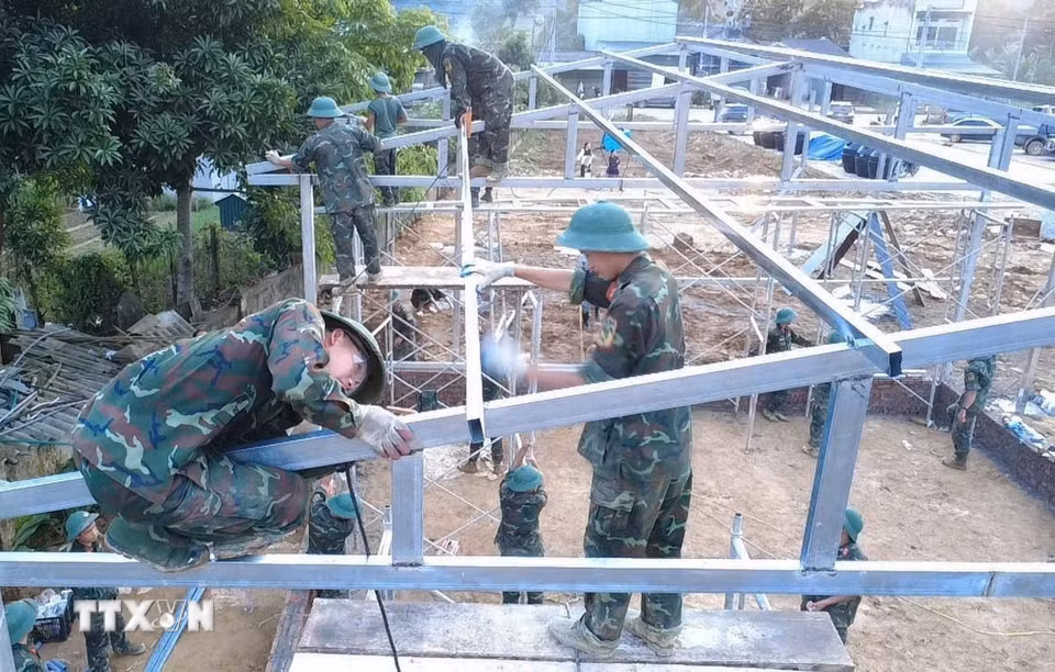 Các chiến sỹ Bộ chỉ huy Quân sự tỉnh Lai Châu làm việc xuyên ngày đêm để hoàn thành 24 căn nhà cho người dân. (Ảnh: Nguyễn Oanh/TTXVN)