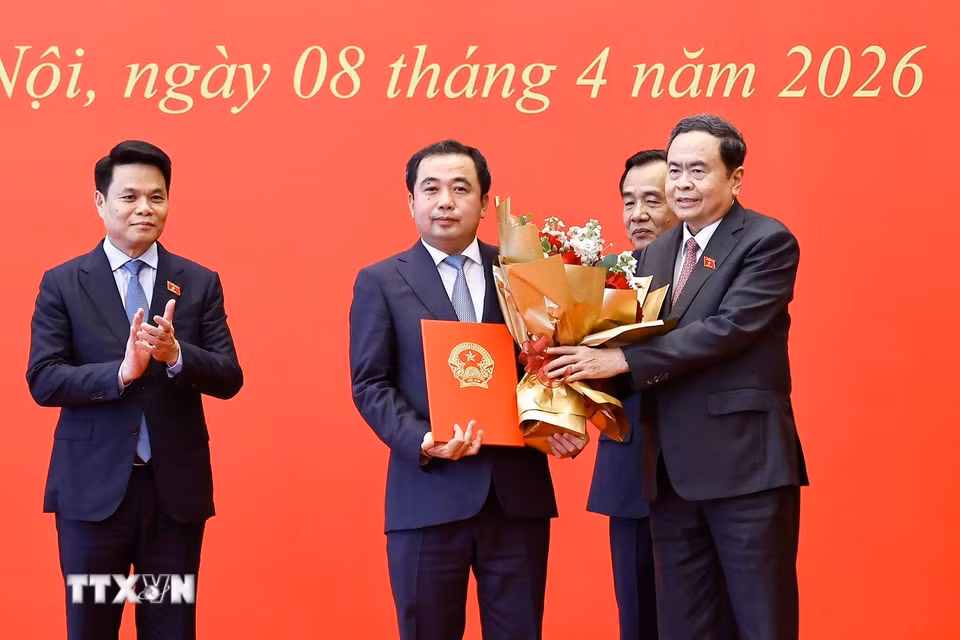 Chủ tịch Quốc hội Trần Thanh Mẫn trao Nghị quyết chuyển Đoàn đại biểu Quốc hội đối với các Đoàn: Thành phố Hà Nội, thành phố Cần Thơ, thành phố Hải Phòng và tỉnh Thanh Hóa. (Ảnh: Doãn Tấn/TTXVN)