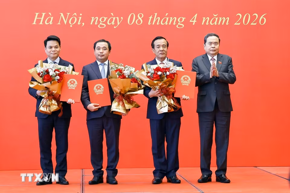 Chủ tịch Quốc hội Trần Thanh Mẫn trao Nghị quyết chuyển Đoàn đại biểu Quốc hội đối với các Đoàn: Thành phố Hà Nội, thành phố Cần Thơ, thành phố Hải Phòng và tỉnh Thanh Hóa. (Ảnh: Doãn Tấn/TTXVN)