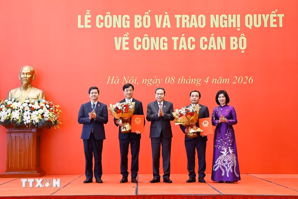 Chủ tịch Quốc hội Trần Thanh Mẫn trao Nghị quyết chuyển Đoàn đại biểu Quốc hội đối với Trưởng ban Tổ chức Trung ương Nguyễn Duy Ngọc và Bí thư Thành ủy Hà Nội Trần Đức Thắng. (Ảnh: Doãn Tấn/TTXVN)