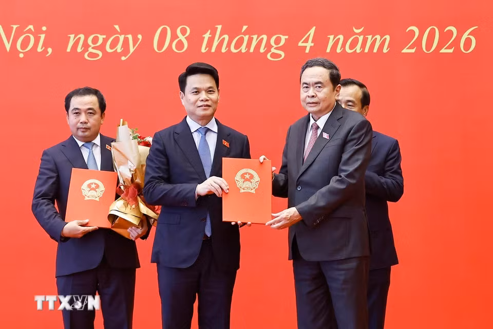 Chủ tịch Quốc hội Trần Thanh Mẫn trao Nghị quyết chuyển Đoàn đại biểu Quốc hội đối với các Đoàn: Thành phố Hà Nội, thành phố Cần Thơ, thành phố Hải Phòng và tỉnh Thanh Hóa. (Ảnh: Doãn Tấn/TTXVN)