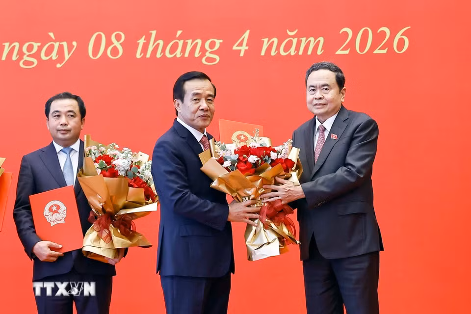 Chủ tịch Quốc hội Trần Thanh Mẫn trao Nghị quyết chuyển Đoàn đại biểu Quốc hội đối với các Đoàn: Thành phố Hà Nội, thành phố Cần Thơ, thành phố Hải Phòng và tỉnh Thanh Hoá. (Ảnh: Doãn Tấn/ TTXVN)