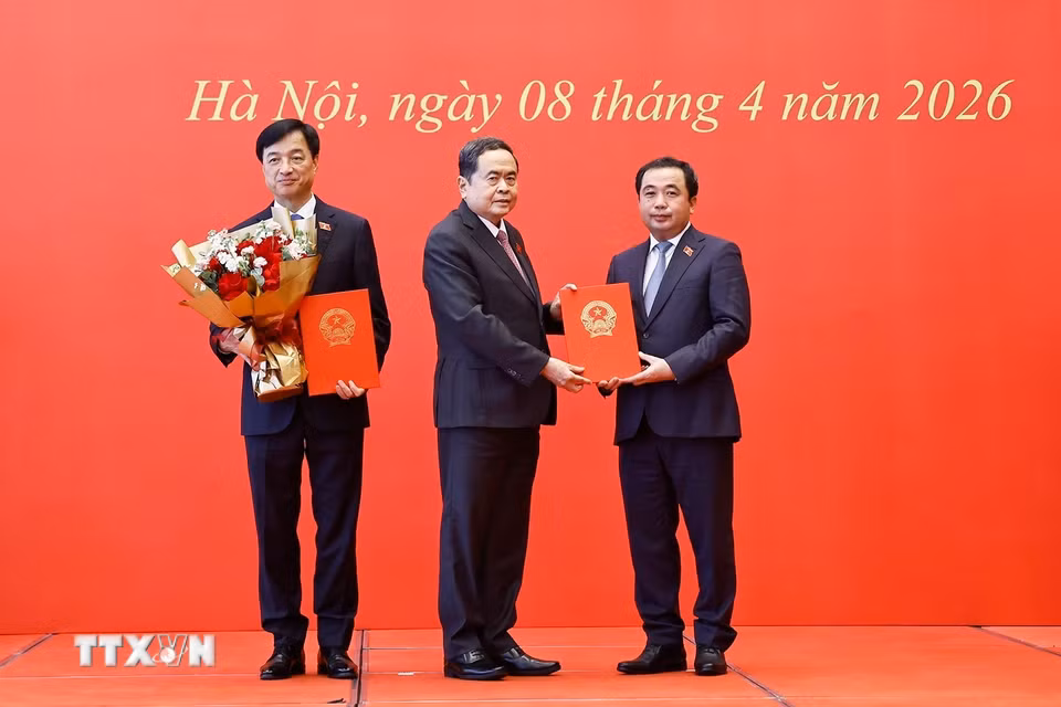 Chủ tịch Quốc hội Trần Thanh Mẫn trao Nghị quyết chuyển Đoàn đại biểu Quốc hội đối với Bí thư Thành ủy Hà Nội Trần Đức Thắng. (Ảnh: Doãn Tấn/TTXVN)