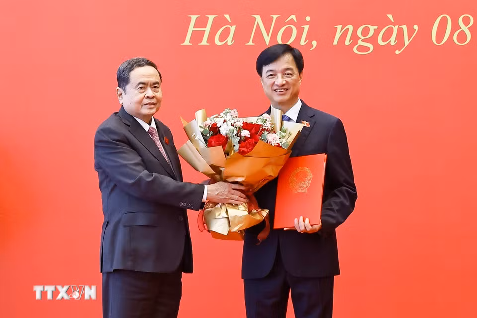 Chủ tịch Quốc hội Trần Thanh Mẫn trao Nghị quyết chuyển Đoàn đại biểu Quốc hội đối với Trưởng ban Tổ chức Trung ương Nguyễn Duy Ngọc. (Ảnh: Doãn Tấn/ TTXVN)