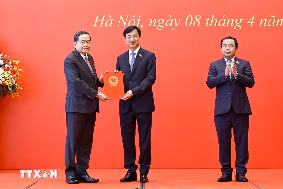 Chủ tịch Quốc hội Trần Thanh Mẫn trao Nghị quyết chuyển Đoàn đại biểu Quốc hội đối với Trưởng ban Tổ chức Trung ương Nguyễn Duy Ngọc. (Ảnh: Doãn Tấn/ TTXVN)