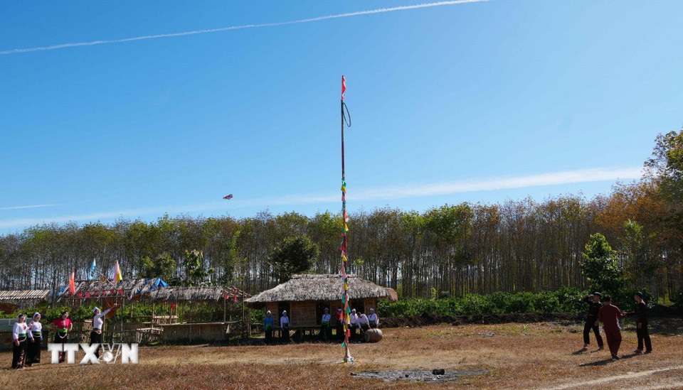 Tết Nguyên đán là dịp để người dân thôn Hào Lý tập trung về nhà văn hóa chào hỏi, chúc Tết và tham gia các hoạt động vui chơi, giải trí. (Ảnh: Dư Toán/TTXVN)