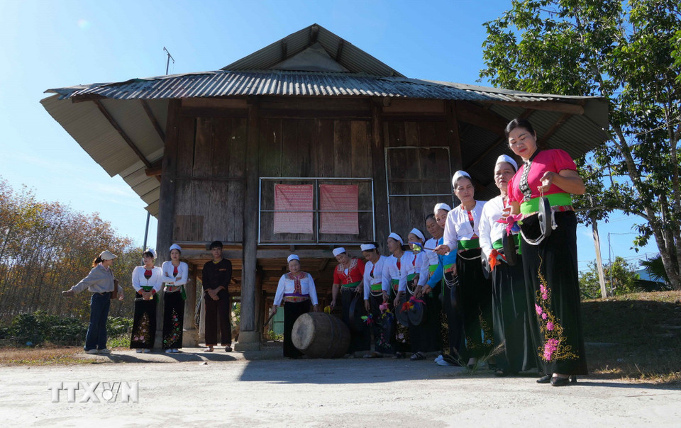 Tết Nguyên đán là dịp để người dân thôn Hào Lý tập trung về nhà văn hóa chào hỏi, chúc Tết và tham gia các hoạt động vui chơi, giải trí. (Ảnh: Dư Toán/TTXVN)